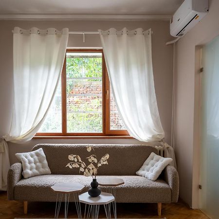 Beautiful Two-Bedroom Apartment In City Center Софія Екстер'єр фото